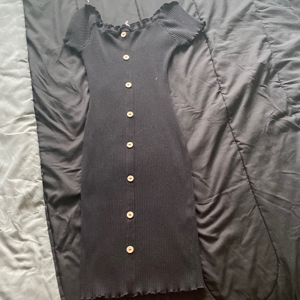 This is a mini black dress. It looks small but it stretches…